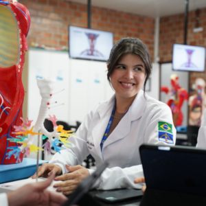 FMS de Portas Abertas promove experiência imersiva com atividades práticas, palestra sobre a carreira médica e visita guiada pela estrutura da instituição.  A Faculdade Medicina do Sertão realizou mais uma edição do FMS de Portas Abertas. O evento é voltado para estudantes e familiares interessados em ingressar no curso de Medicina. A proposta é proporcionar uma experiência imersiva no ambiente acadêmico, apresentando a metodologia de ensino e a infraestrutura como alguns dos principais diferenciais da instituição. Durante a programação, os participantes realizaram uma visita guiada pela estrutura da faculdade, com apresentação dos ambientes acadêmicos e laboratoriais. A experiência incluiu ainda atividades práticas (hands-on), oferecendo o contato direto com equipamentos e dinâmicas utilizadas na formação médica. Além disso, os visitantes participaram de momentos de interação com a equipe acadêmica e colaboradores da instituição. Dessa forma, vivenciando na prática o dia a dia de um estudante de Medicina. Por fim, o evento também contou com um bate-papo com o docente Dr. Aldo Izidório e com o estudante do primeiro período, Adilson Alves. Eles compartilharam suas experiências e percepções sobre a formação médica. O momento ajudou a esclarecer dúvidas dos participantes e aproximou os visitantes da realidade do curso de Medicina. De acordo com Vladimir Ferreira, gestor do campus da São Leopoldo Mandic, “o FMS de Portas Abertas é uma iniciativa que reforça nosso compromisso em aproximar os estudantes da realidade da formação médica, contribuindo para uma escolha mais consciente.” Ao proporcionar esse contato direto com o ambiente universitário, o FMS de Portas Abertas ofereceu uma vivência próxima da realidade acadêmica. A iniciativa permitiu que estudantes e seus familiares conhecessem de perto a proposta educacional da instituição, seus diferenciais e a rotina da graduação. O evento também reforça o compromisso da Faculdade Medicina do Sertão com uma formação médica conectada à prática e as necessidades reais do atendimento à saúde. Com foco na excelência académica e na formação de profissionais humanizados, a instituição busca preparar profissionais capacitados para lidar com os desafios da carreira médica e para uma atuação ética e responsável.