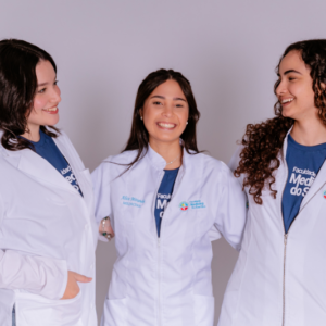 Movimente Sertanejo promoveu ações de saúde mental, autocuidado e integração entre estudantes da Faculdade Medicina do Sertão em um dia dedicado ao bem-estar. A Faculdade Medicina do Sertão promoveu mais uma edição do Movimente Sertanejo. Organizada pelo Núcleo de Apoio Psicopedagógico (NAP), a iniciativa ofereceu um dia de atividades voltadas ao bem-estar, à saúde mental e ao autocuidado dos estudantes. A programação ocorreu ao longo de todo o dia e reuniu alunos de diferentes períodos da instituição. Durante a ação, os participantes tiveram acesso a sessões de massagem, aromaterapia, momentos de beleza e autocuidado, apresentações culturais e oficinas criativas. Assim, as atividades criaram um ambiente acolhedor e proporcionaram momentos de relaxamento, convivência e troca de experiências entre os estudantes. A programação oferecida pelo Núcleo de Apoio Psicopedagógico tinha como principal objetivo incentivar práticas de autocuidado e promover a saúde mental dos estudantes. A iniciativa também contribuiu para uma rotina acadêmica mais equilibrada e para a melhoria da qualidade de vida durante a graduação. O Movimente Sertanejo também reforça o compromisso da Faculdade Medicina do Sertão com a formação integral dos alunos. A instituição reconhece que o desenvolvimento profissional está diretamente relacionado ao bem-estar emocional e à qualidade de vida. Além disso, considera que a construção de relações interpessoais mais saudáveis faz parte desse processo. A programação foi aberta a estudantes de todos os períodos da Faculdade Medicina do Sertão. Ao longo do dia, dezenas de alunos participaram das atividades e aproveitaram os espaços preparados especialmente para a iniciativa. Catarina Cursino, aluna do 2º período, destacou a importância do evento para a rotina acadêmica. "Foi uma experiência muito especial. A rotina da faculdade é intensa e ter um momento como esse para cuidar da gente faz toda a diferença. Participei de algumas atividades e gostei muito, sobretudo da proposta de promover o bem-estar dos alunos. Além de relaxar, conseguimos interagir com colegas de outros cursos e aproveitar um ambiente mais leve. Acredito que ações assim contribuem muito para nossa saúde mental e para uma vivência acadêmica mais equilibrada", afirmou.