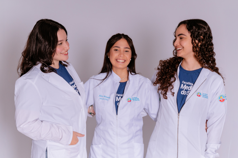 Movimente Sertanejo promoveu ações de saúde mental, autocuidado e integração entre estudantes da Faculdade Medicina do Sertão em um dia dedicado ao bem-estar. A Faculdade Medicina do Sertão promoveu mais uma edição do Movimente Sertanejo. Organizada pelo Núcleo de Apoio Psicopedagógico (NAP), a iniciativa ofereceu um dia de atividades voltadas ao bem-estar, à saúde mental e ao autocuidado dos estudantes. A programação ocorreu ao longo de todo o dia e reuniu alunos de diferentes períodos da instituição. Durante a ação, os participantes tiveram acesso a sessões de massagem, aromaterapia, momentos de beleza e autocuidado, apresentações culturais e oficinas criativas. Assim, as atividades criaram um ambiente acolhedor e proporcionaram momentos de relaxamento, convivência e troca de experiências entre os estudantes. A programação oferecida pelo Núcleo de Apoio Psicopedagógico tinha como principal objetivo incentivar práticas de autocuidado e promover a saúde mental dos estudantes. A iniciativa também contribuiu para uma rotina acadêmica mais equilibrada e para a melhoria da qualidade de vida durante a graduação. O Movimente Sertanejo também reforça o compromisso da Faculdade Medicina do Sertão com a formação integral dos alunos. A instituição reconhece que o desenvolvimento profissional está diretamente relacionado ao bem-estar emocional e à qualidade de vida. Além disso, considera que a construção de relações interpessoais mais saudáveis faz parte desse processo. A programação foi aberta a estudantes de todos os períodos da Faculdade Medicina do Sertão. Ao longo do dia, dezenas de alunos participaram das atividades e aproveitaram os espaços preparados especialmente para a iniciativa. Catarina Cursino, aluna do 2º período, destacou a importância do evento para a rotina acadêmica. "Foi uma experiência muito especial. A rotina da faculdade é intensa e ter um momento como esse para cuidar da gente faz toda a diferença. Participei de algumas atividades e gostei muito, sobretudo da proposta de promover o bem-estar dos alunos. Além de relaxar, conseguimos interagir com colegas de outros cursos e aproveitar um ambiente mais leve. Acredito que ações assim contribuem muito para nossa saúde mental e para uma vivência acadêmica mais equilibrada", afirmou.